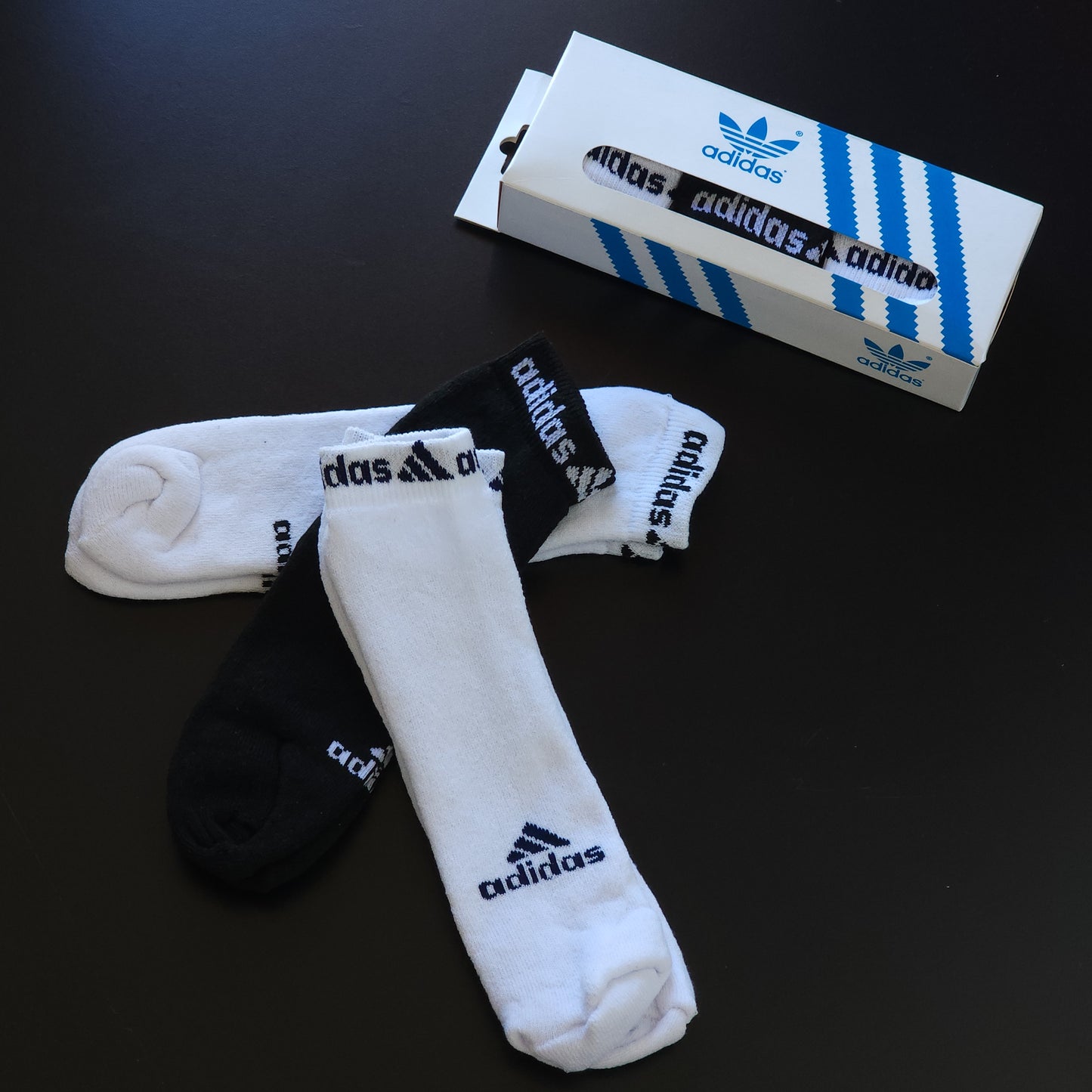 Grade com 15 pares de meias Soquetes 2 CORES ( Parte interna com felpo ) - Acompanha 5 caixinhas grátis para kits com 3 unidades.