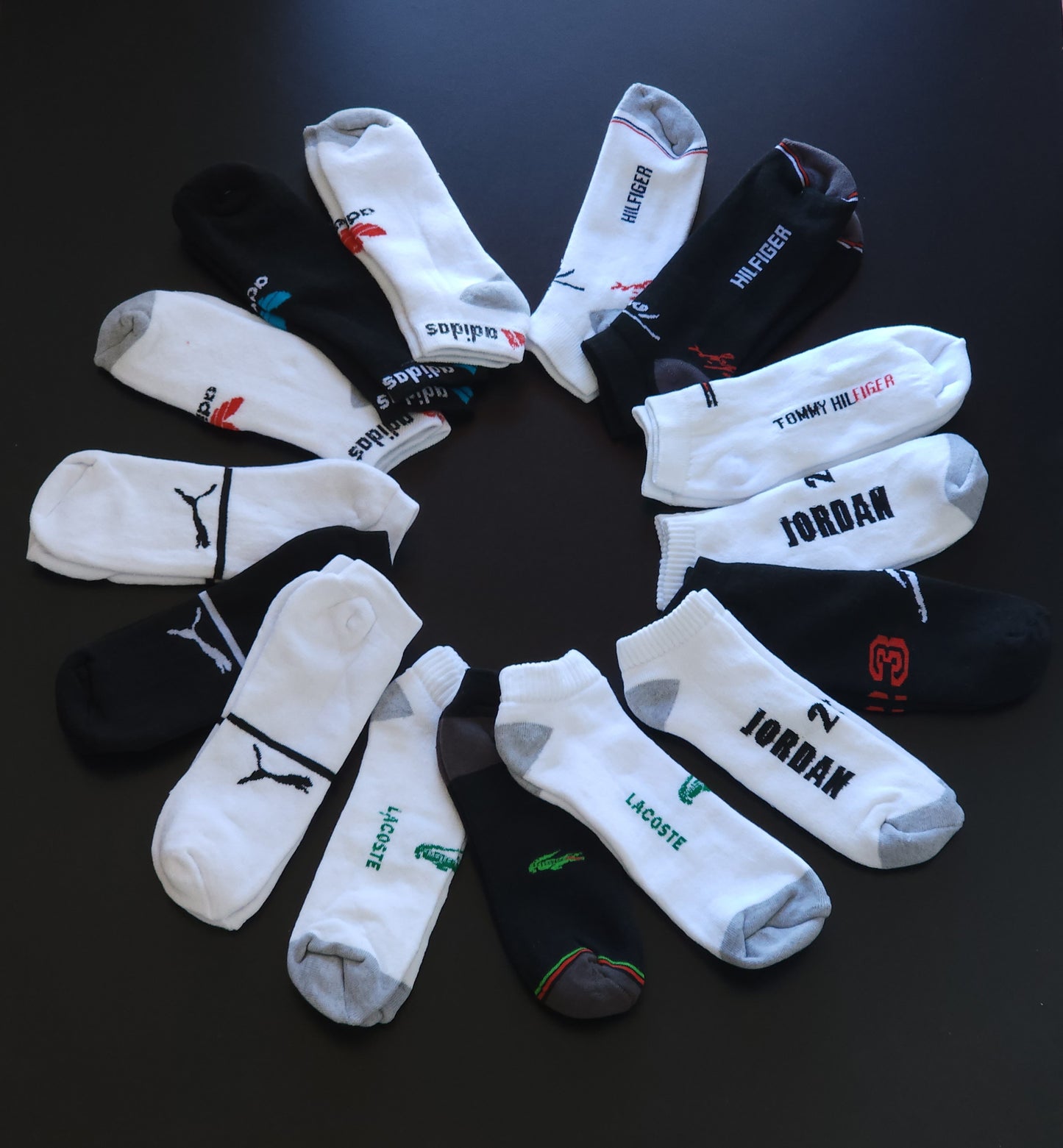 Grade com 15 pares de meias Soquete com marcas mescladas ( Parte interna com felpo ) - Acompanha 5 caixinhas grátis para kits com 3 unidades.