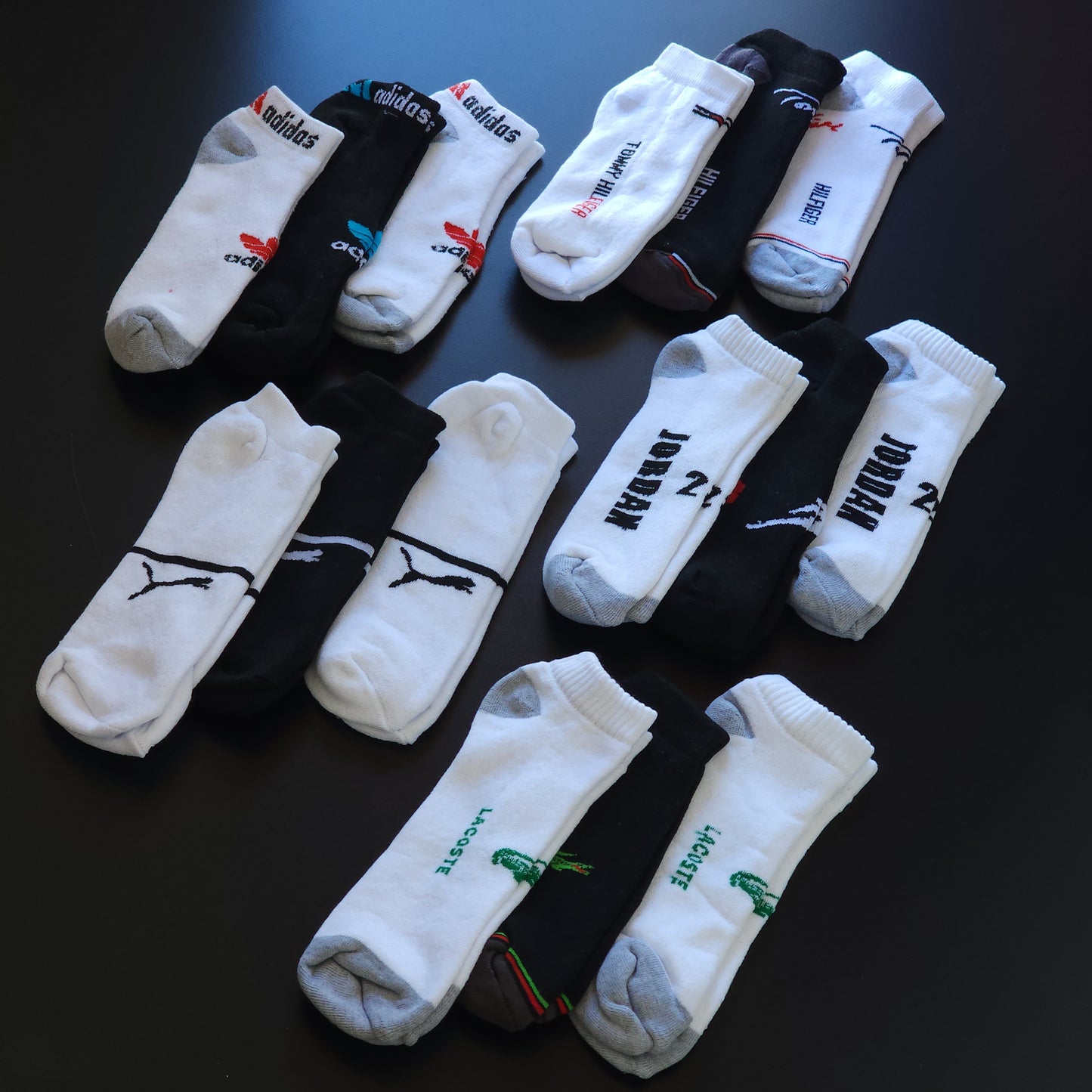 Grade com 15 pares de meias Soquete com marcas mescladas ( Parte interna com felpo ) - Acompanha 5 caixinhas grátis para kits com 3 unidades.