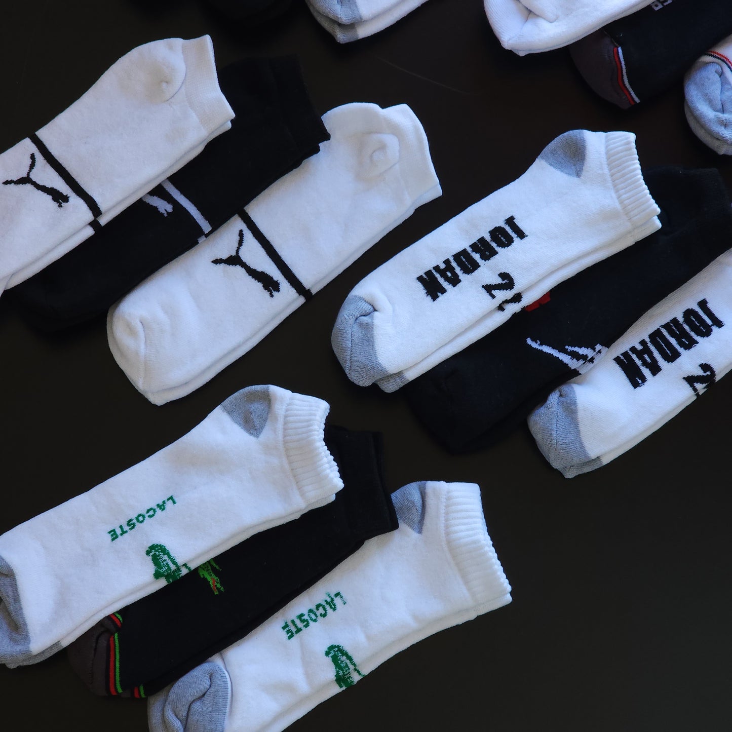Grade com 15 pares de meias Soquete com marcas mescladas ( Parte interna com felpo ) - Acompanha 5 caixinhas grátis para kits com 3 unidades.