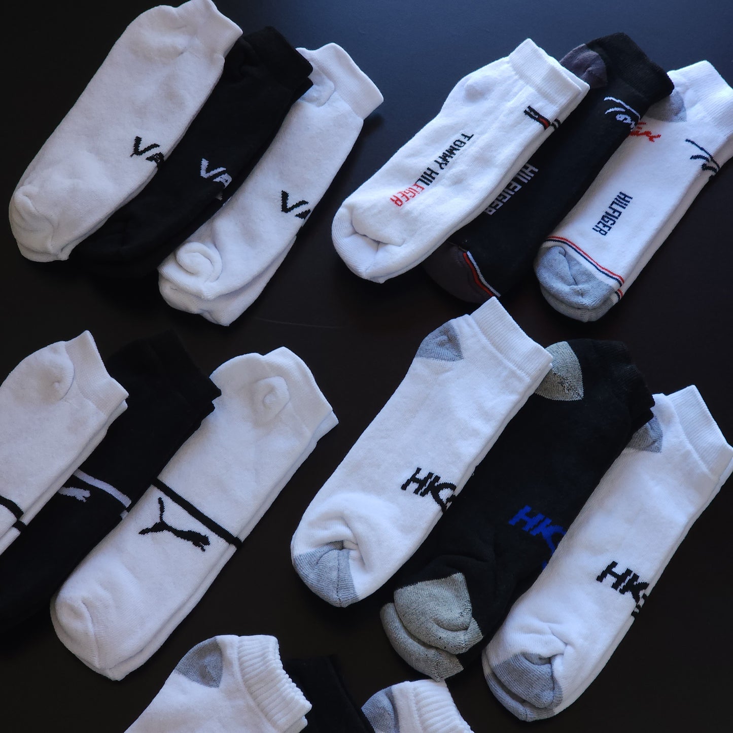 Grade com 15 pares de meias Soquete com marcas mescladas ( Parte interna com felpo ) - Acompanha 5 caixinhas grátis para kits com 3 unidades.