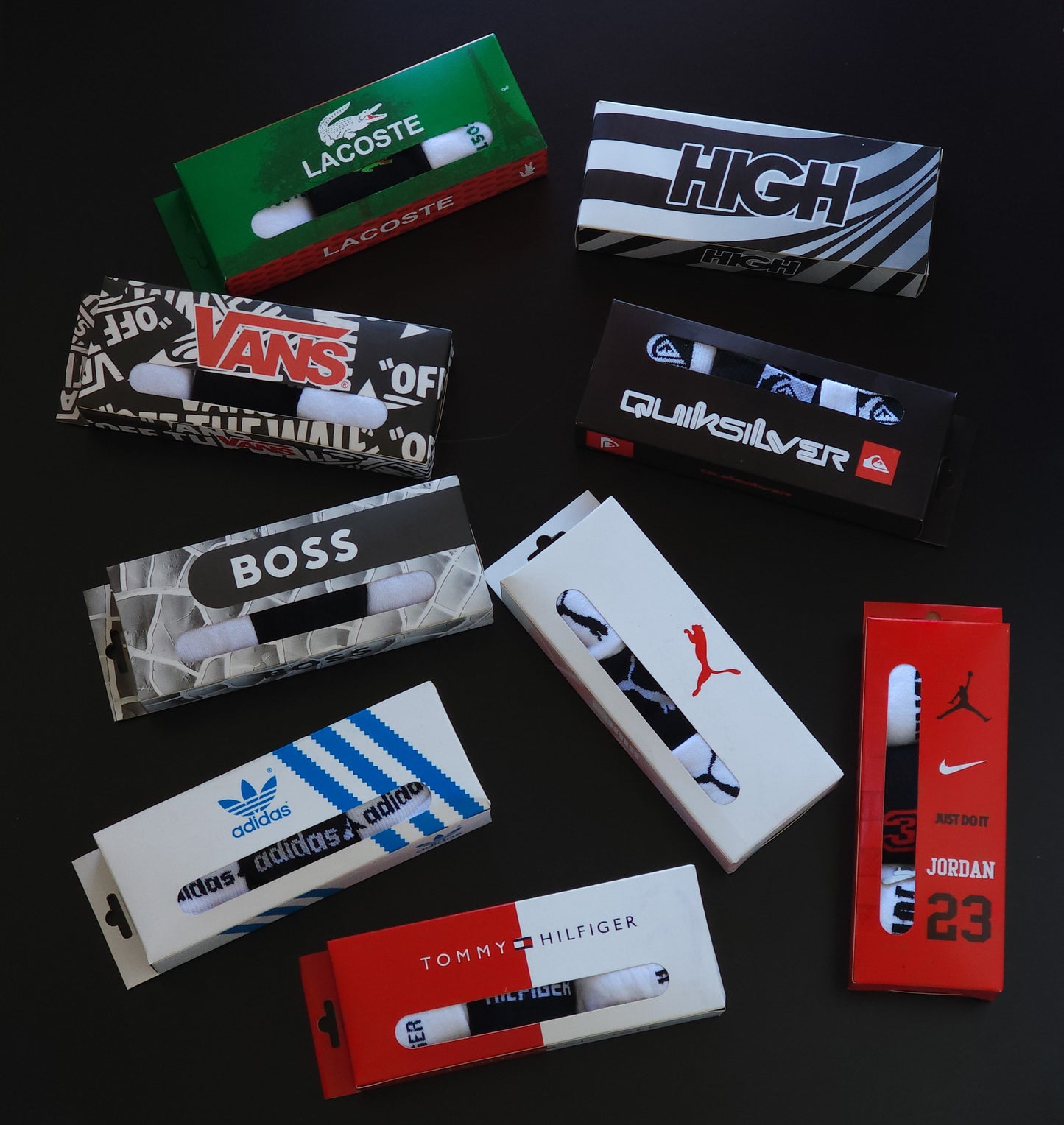 Grade com 15 pares de meias Soquete com marcas mescladas ( Parte interna com felpo ) - Acompanha 5 caixinhas grátis para kits com 3 unidades.