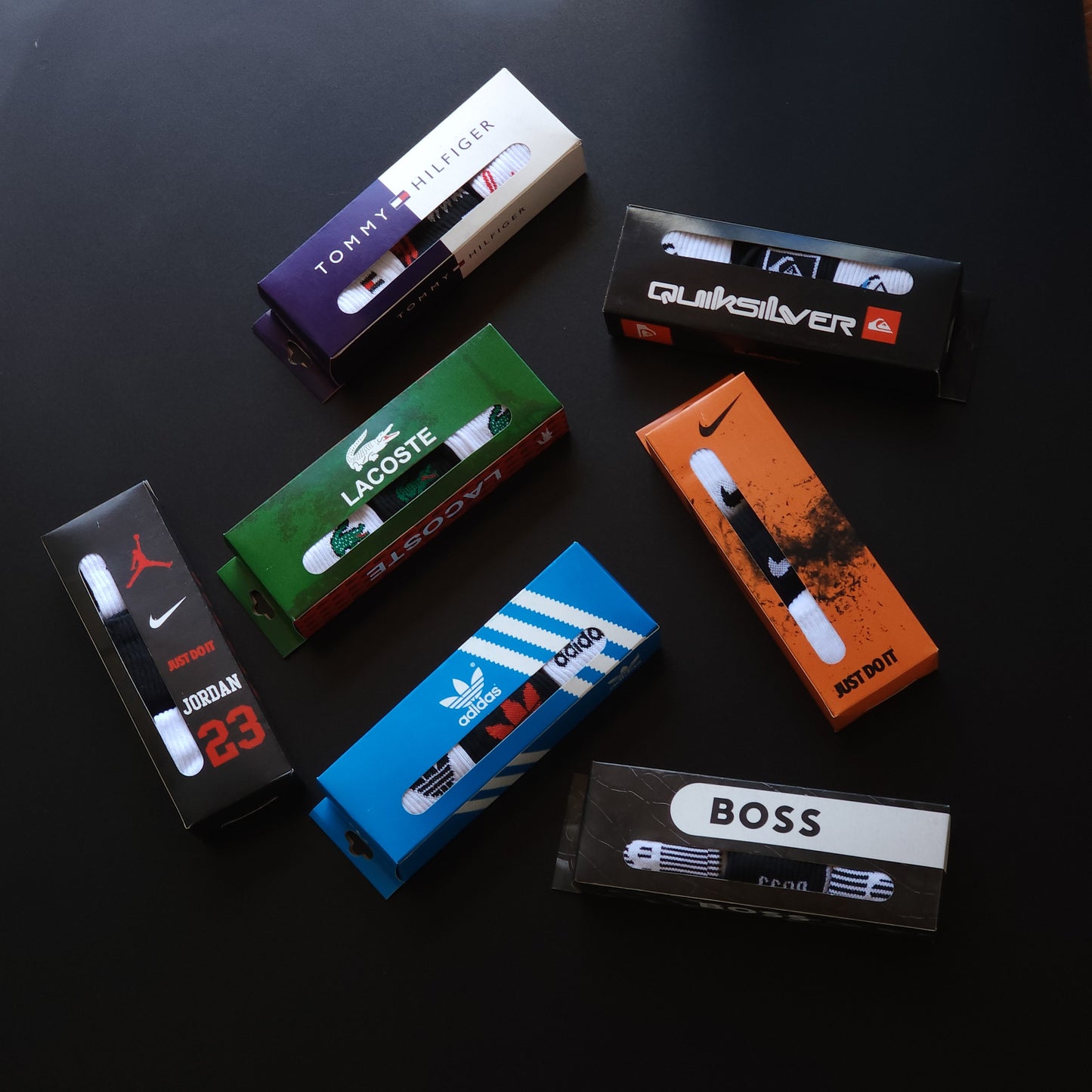 Grade com 15 pares de meias cano longo com marcas mescladas ( Parte interna com felpo ) - Acompanha 5 caixinhas grátis para kits com 3 unidades.