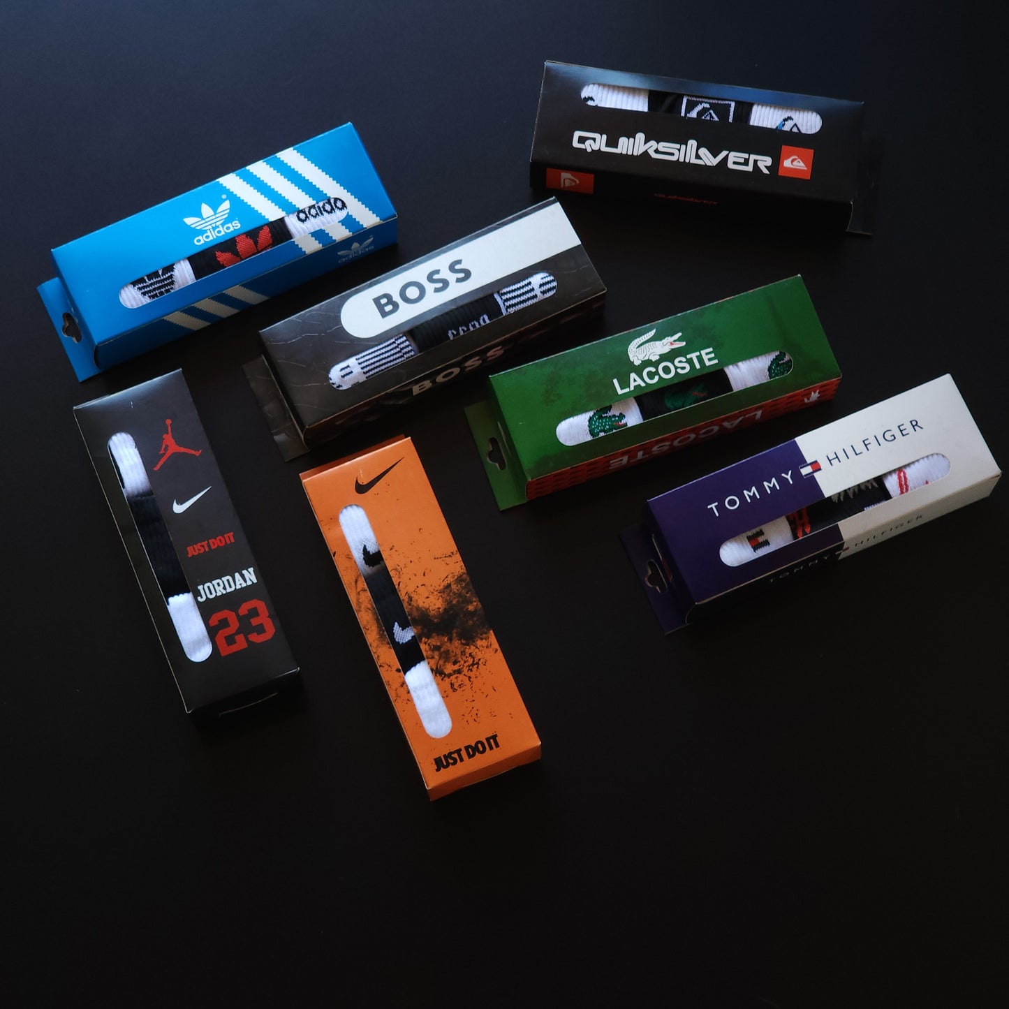 Grade com 15 pares de meias cano longo com marcas mescladas ( Parte interna com felpo ) - Acompanha 5 caixinhas grátis para kits com 3 unidades.