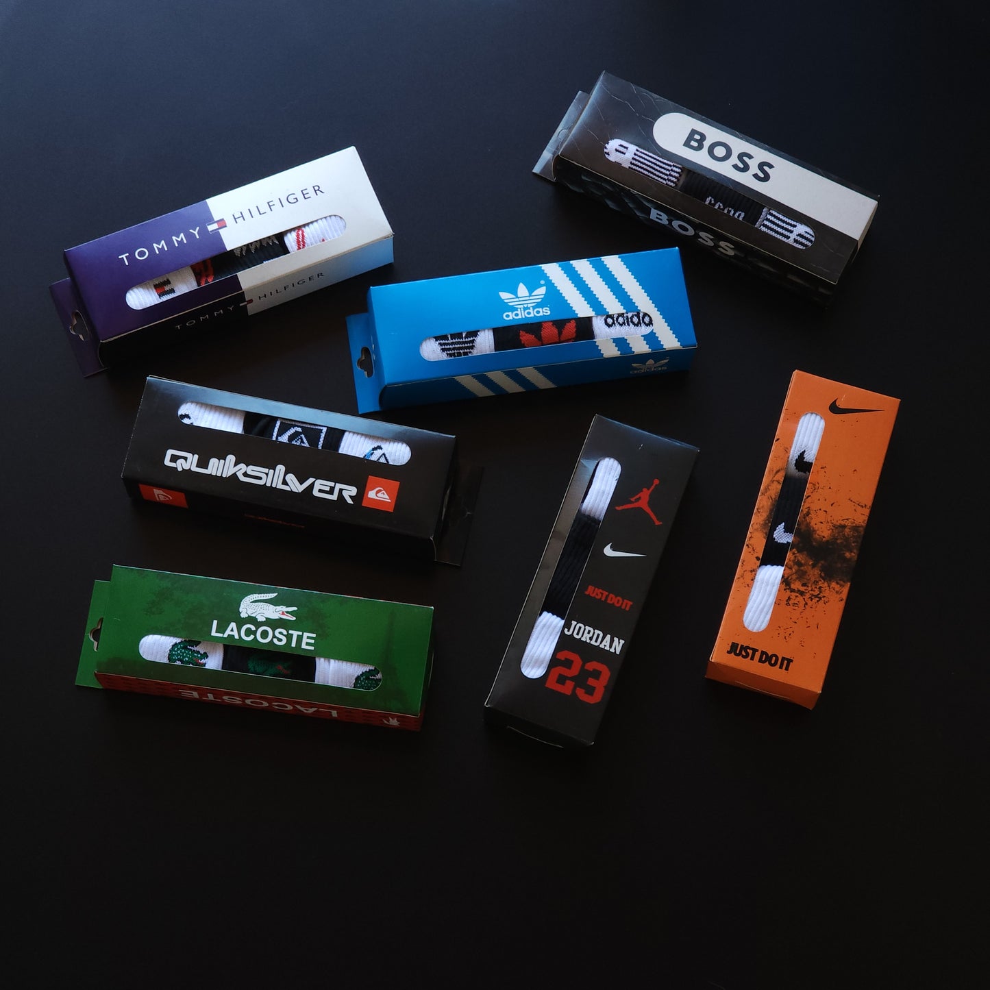 Grade com 15 pares de meias cano longo com marcas mescladas ( Parte interna com felpo ) - Acompanha 5 caixinhas grátis para kits com 3 unidades.