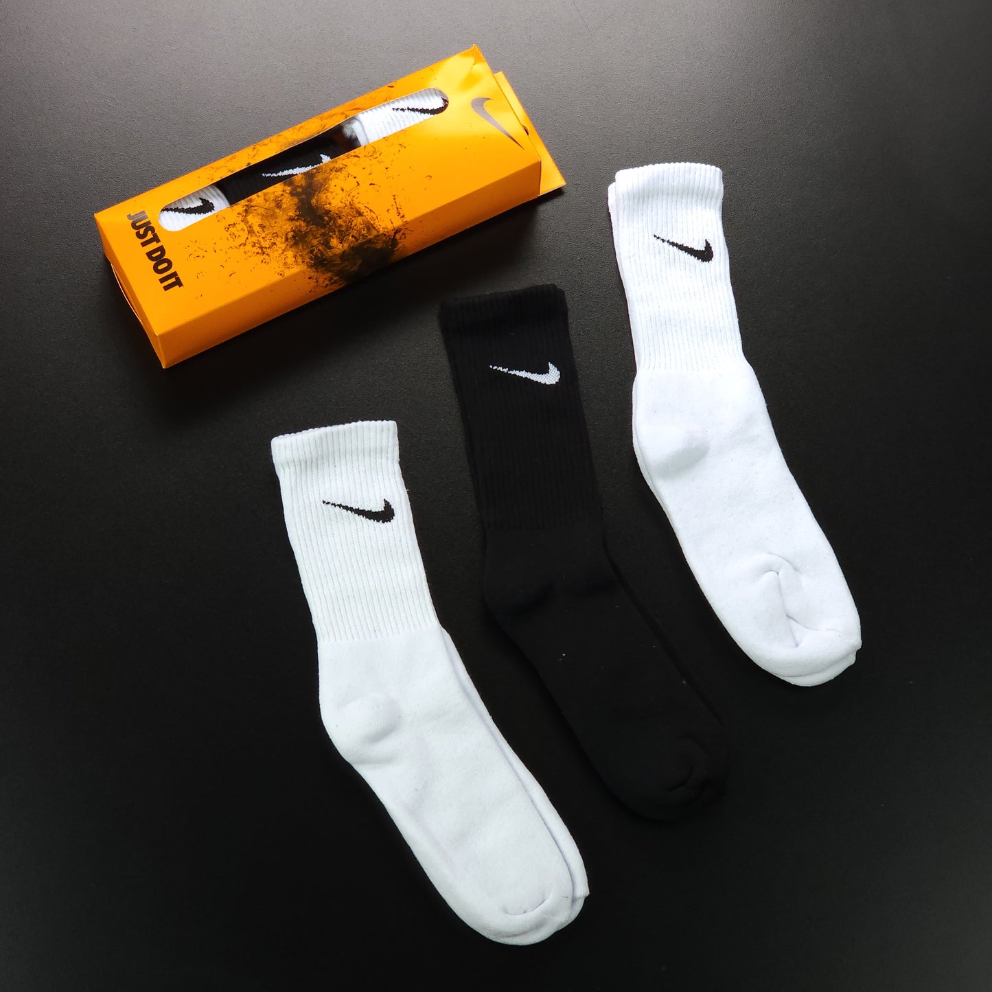 Grade com 15 pares de meias cano longo ( Parte interna atoalhada ) - 2 CORES  Acompanha 5 caixinhas grátis para kits com 3 unidades.