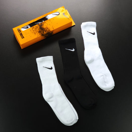 Grade com 15 pares de meias cano longo ( Parte interna atoalhada ) - 2 CORES  Acompanha 5 caixinhas grátis para kits com 3 unidades.