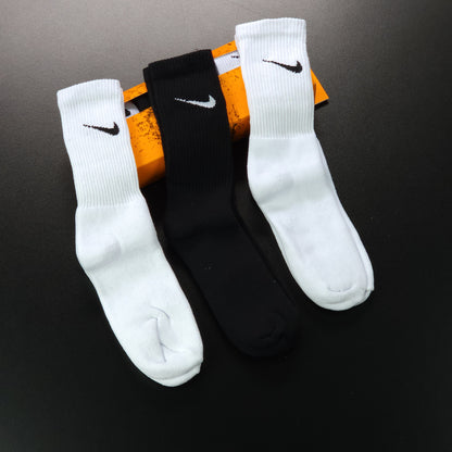 Grade com 15 pares de meias cano longo ( Parte interna atoalhada ) - 2 CORES  Acompanha 5 caixinhas grátis para kits com 3 unidades.