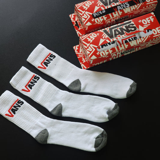 Grade com 15 pares de meias cano longo COR UNICA BRANCO ( Parte interna com felpo ) - Acompanha 5 caixinhas grátis para kits com 3 unidades.