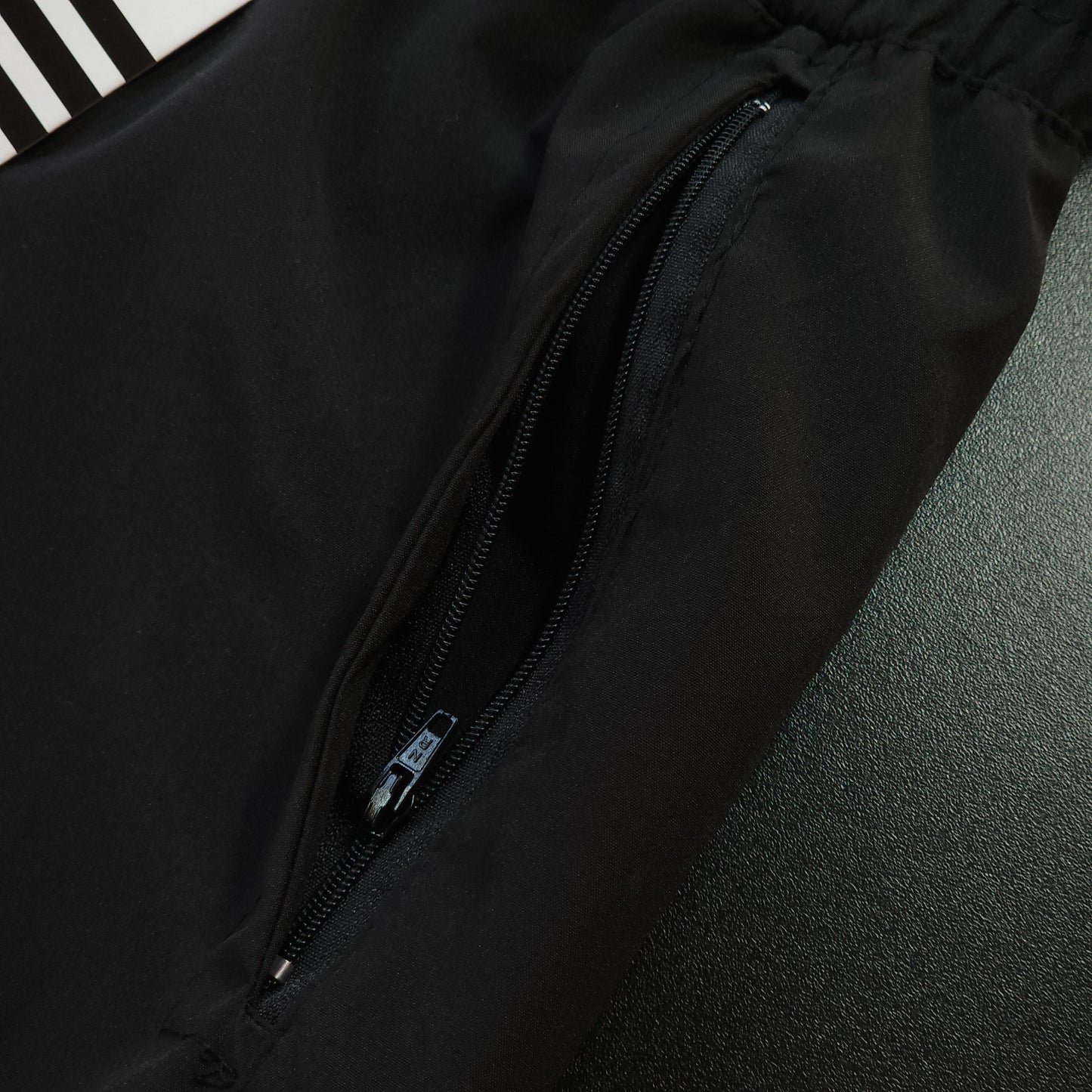 Short Elastano com Zíper - Preto