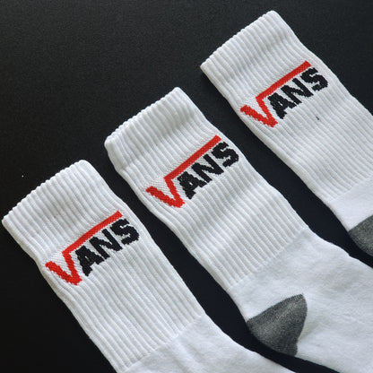 Grade com 15 pares de meias cano longo COR UNICA BRANCO ( Parte interna com felpo ) - Acompanha 5 caixinhas grátis para kits com 3 unidades.