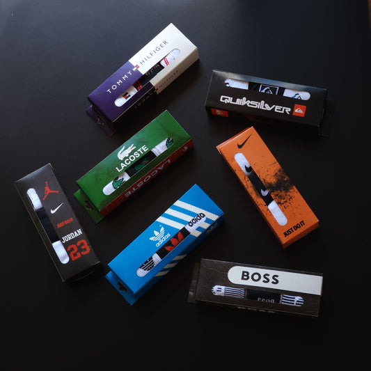 Grade com 15 pares de meias cano longo com marcas mescladas  ( Parte interna com felpo ) - Acompanha 5 caixinhas grátis para kits com 3 unidades.