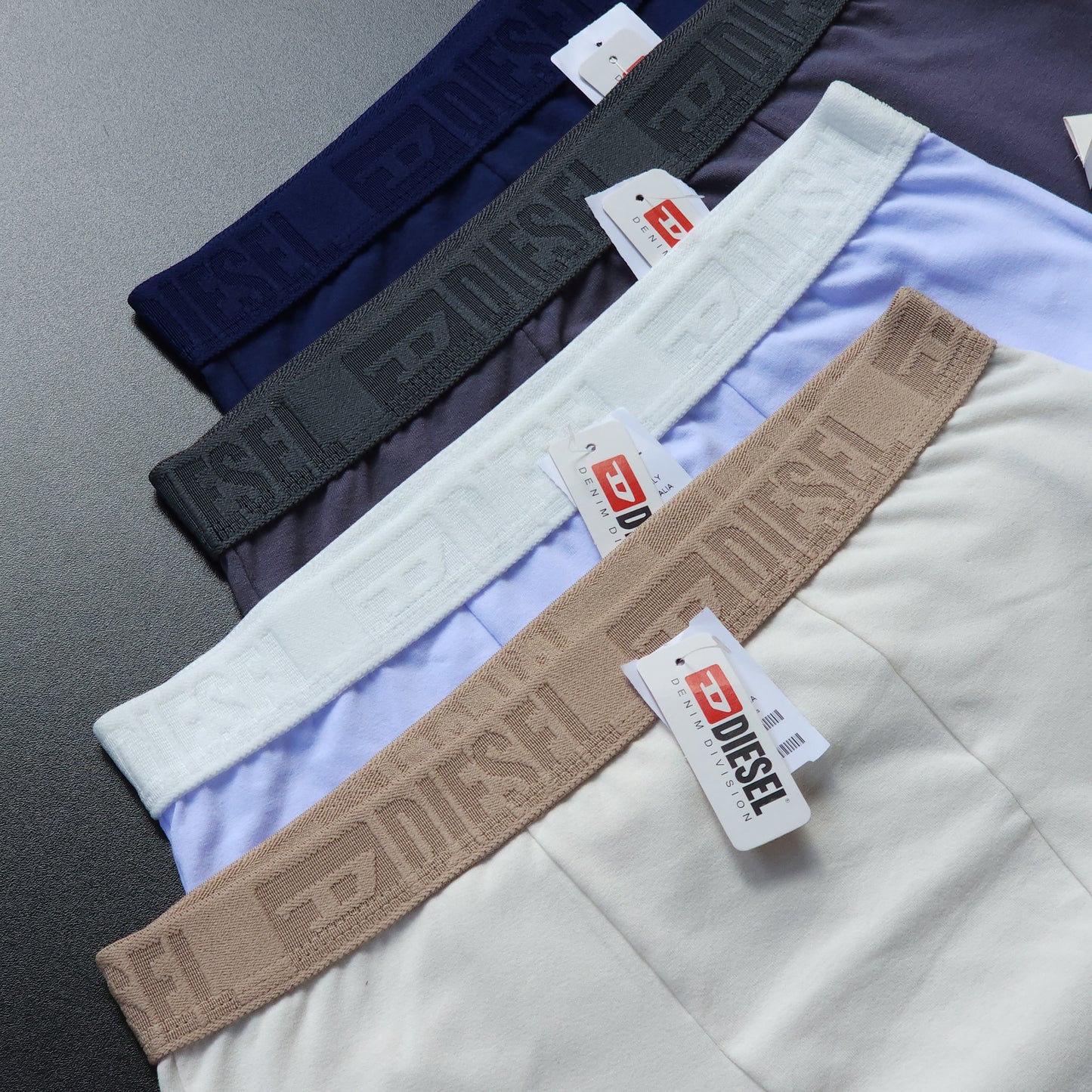 1 Grade com 12 cuecas Linha Luxo / 3 cores / Acompanha 4 caixinhas desmontadas grátis.